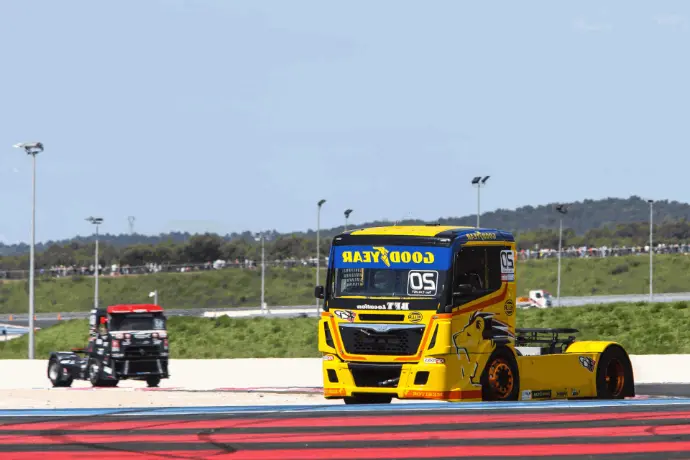 Camion de course composite  Maréchal composite